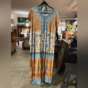 This is the perfect summer dress! Size Large and the brand is Exclusive ❤️